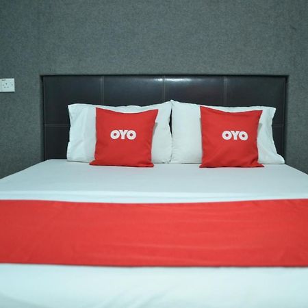 Oyo 89737 Hotel Tishoa Kampong Batu Tiga Esterno foto