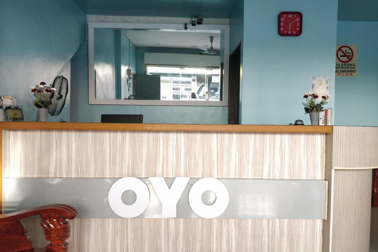 Oyo 89737 Hotel Tishoa Kampong Batu Tiga Esterno foto