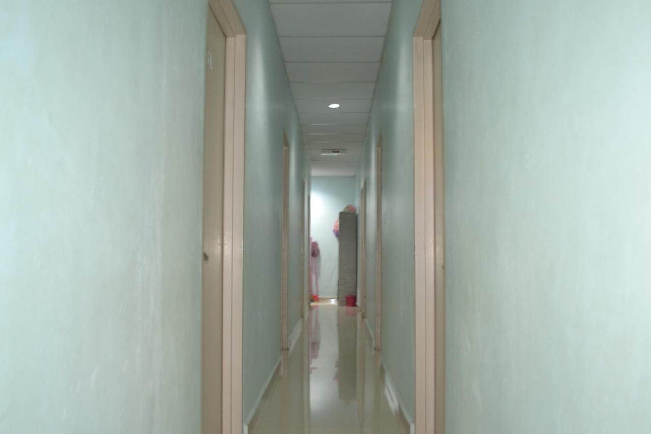 Oyo 89737 Hotel Tishoa Kampong Batu Tiga Esterno foto