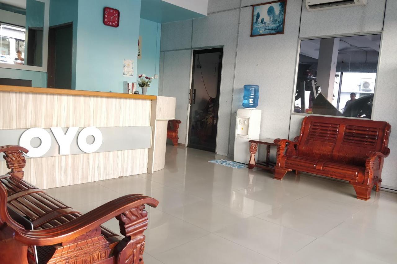 Oyo 89737 Hotel Tishoa Kampong Batu Tiga Esterno foto