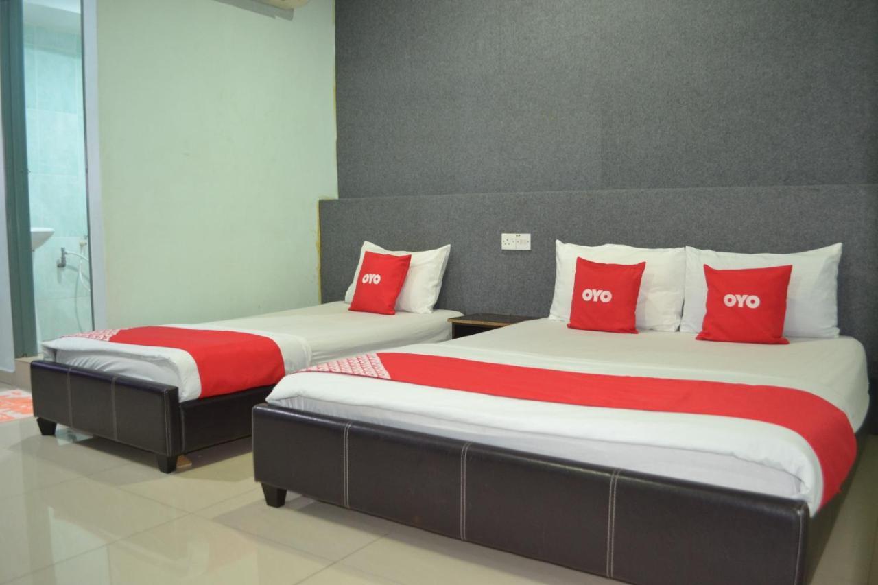 Oyo 89737 Hotel Tishoa Kampong Batu Tiga Esterno foto