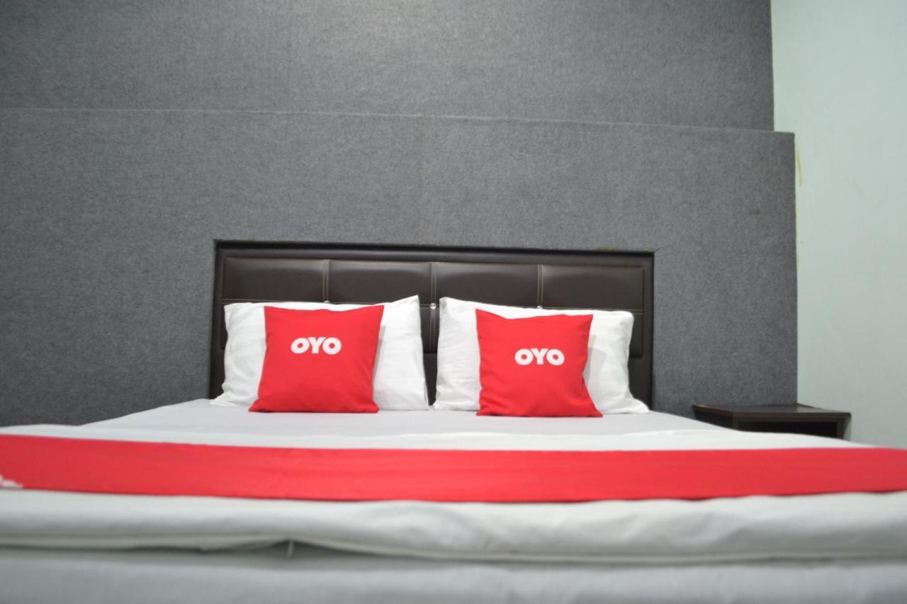 Oyo 89737 Hotel Tishoa Kampong Batu Tiga Esterno foto