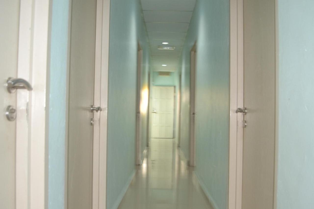 Oyo 89737 Hotel Tishoa Kampong Batu Tiga Esterno foto