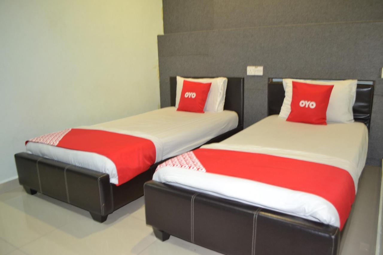 Oyo 89737 Hotel Tishoa Kampong Batu Tiga Esterno foto
