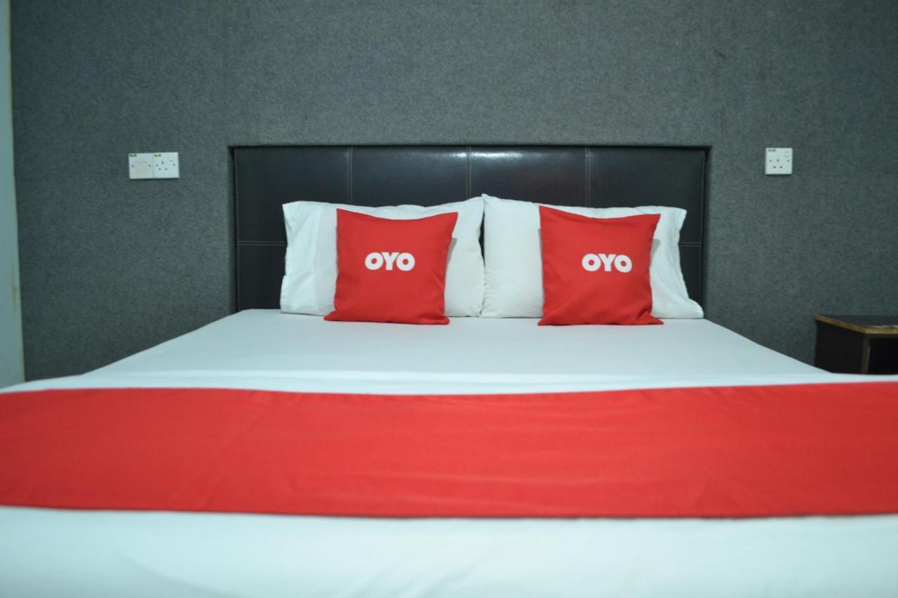 Oyo 89737 Hotel Tishoa Kampong Batu Tiga Esterno foto