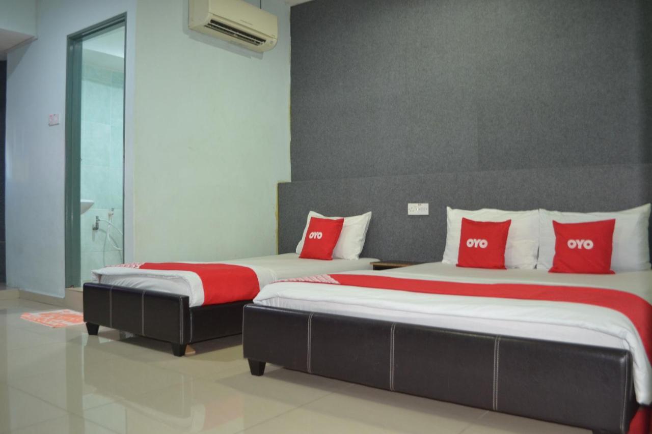 Oyo 89737 Hotel Tishoa Kampong Batu Tiga Esterno foto