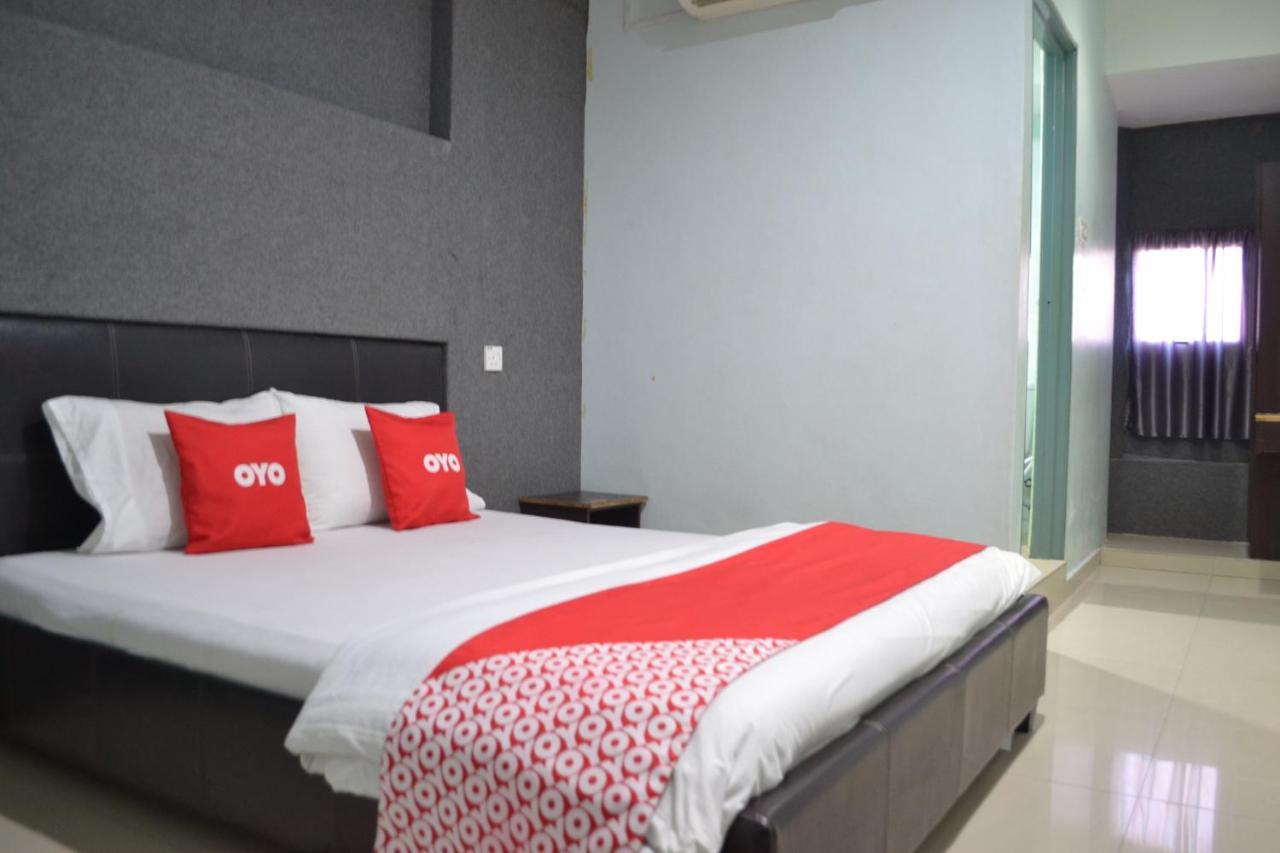 Oyo 89737 Hotel Tishoa Kampong Batu Tiga Esterno foto