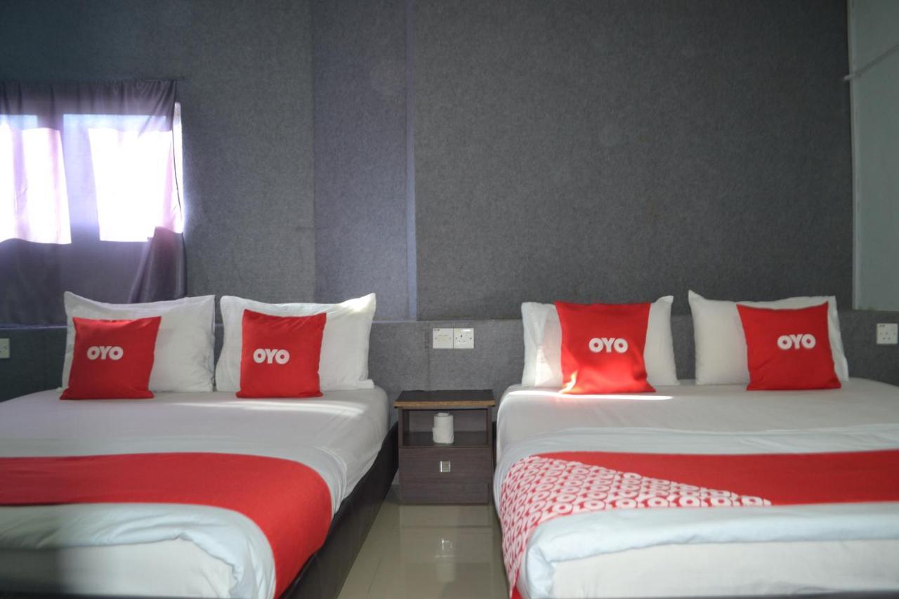 Oyo 89737 Hotel Tishoa Kampong Batu Tiga Esterno foto