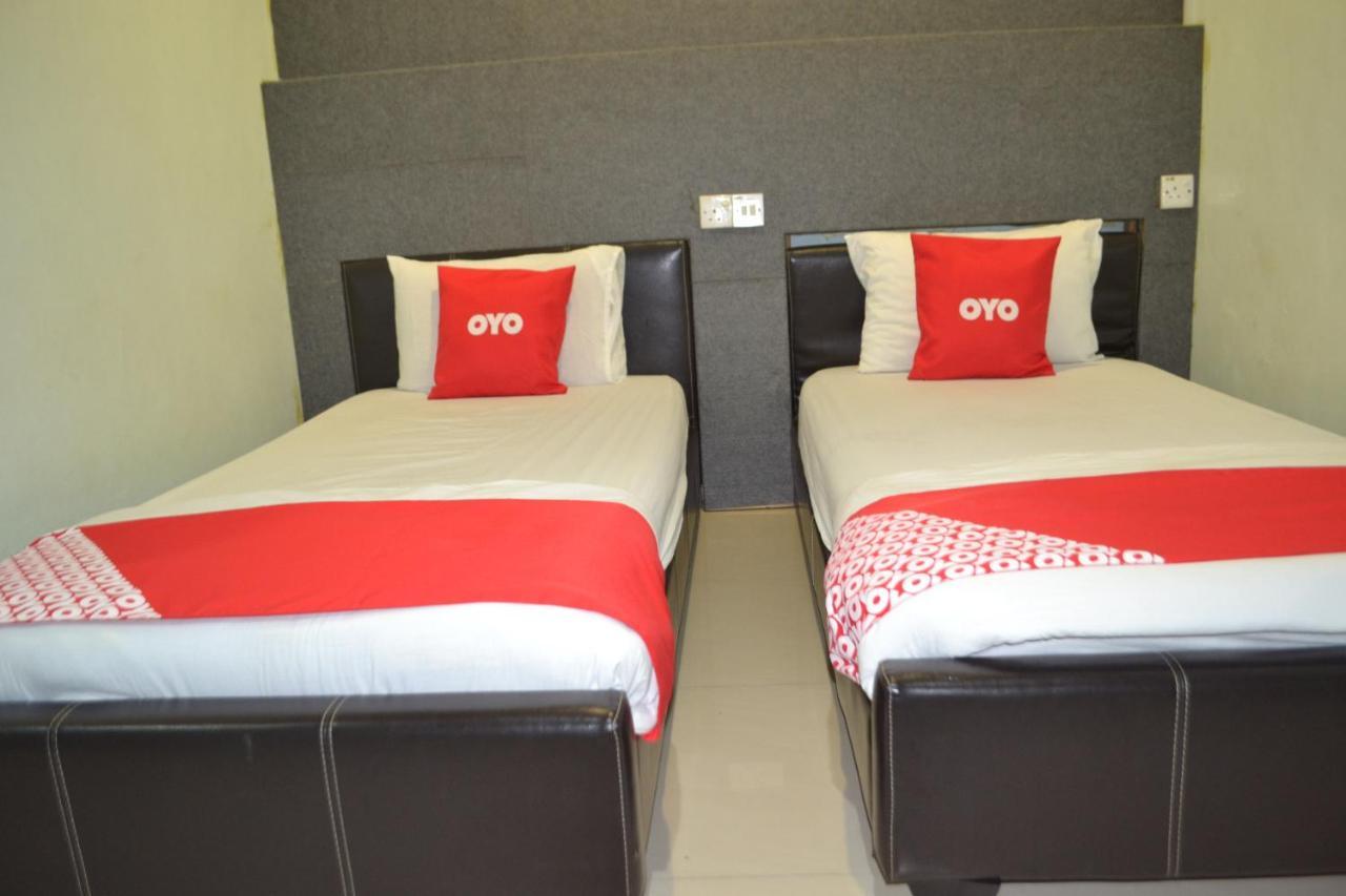 Oyo 89737 Hotel Tishoa Kampong Batu Tiga Esterno foto