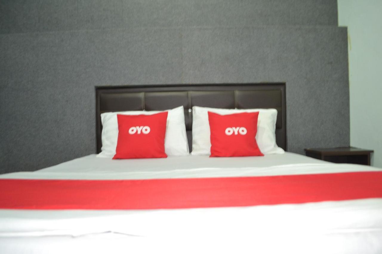 Oyo 89737 Hotel Tishoa Kampong Batu Tiga Esterno foto