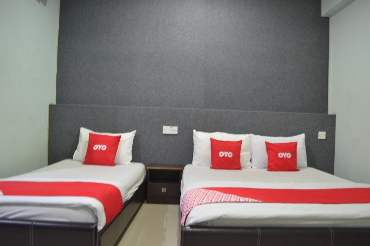 Oyo 89737 Hotel Tishoa Kampong Batu Tiga Esterno foto