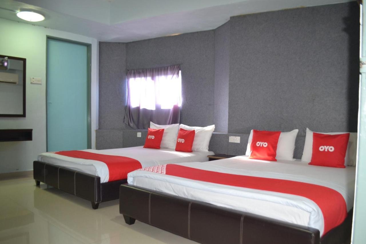 Oyo 89737 Hotel Tishoa Kampong Batu Tiga Esterno foto