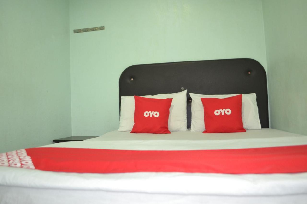 Oyo 89737 Hotel Tishoa Kampong Batu Tiga Esterno foto