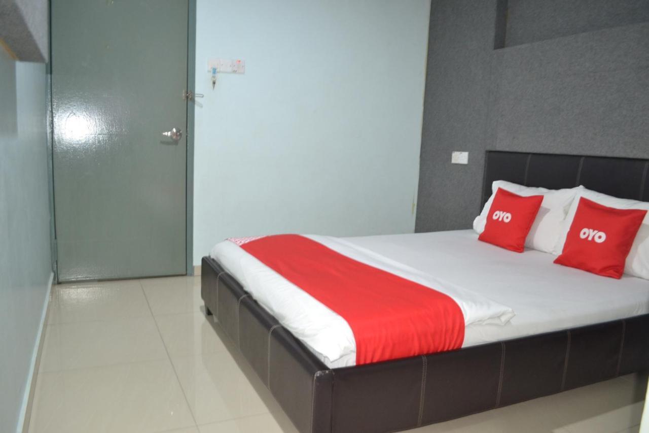 Oyo 89737 Hotel Tishoa Kampong Batu Tiga Esterno foto